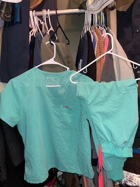 Medium Petite FIGS Surgical Green Scrub Top & Pants Set